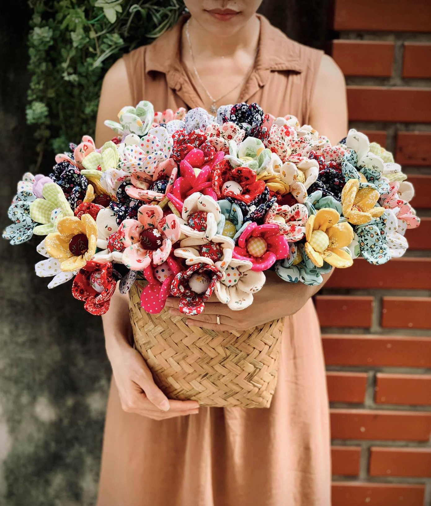 Bức ảnh chị Xâm Bùi ôm bó hoa vải tái chế đang nhận được sự thích thú của chị em trên các diễn đàn khéo tay hay làm