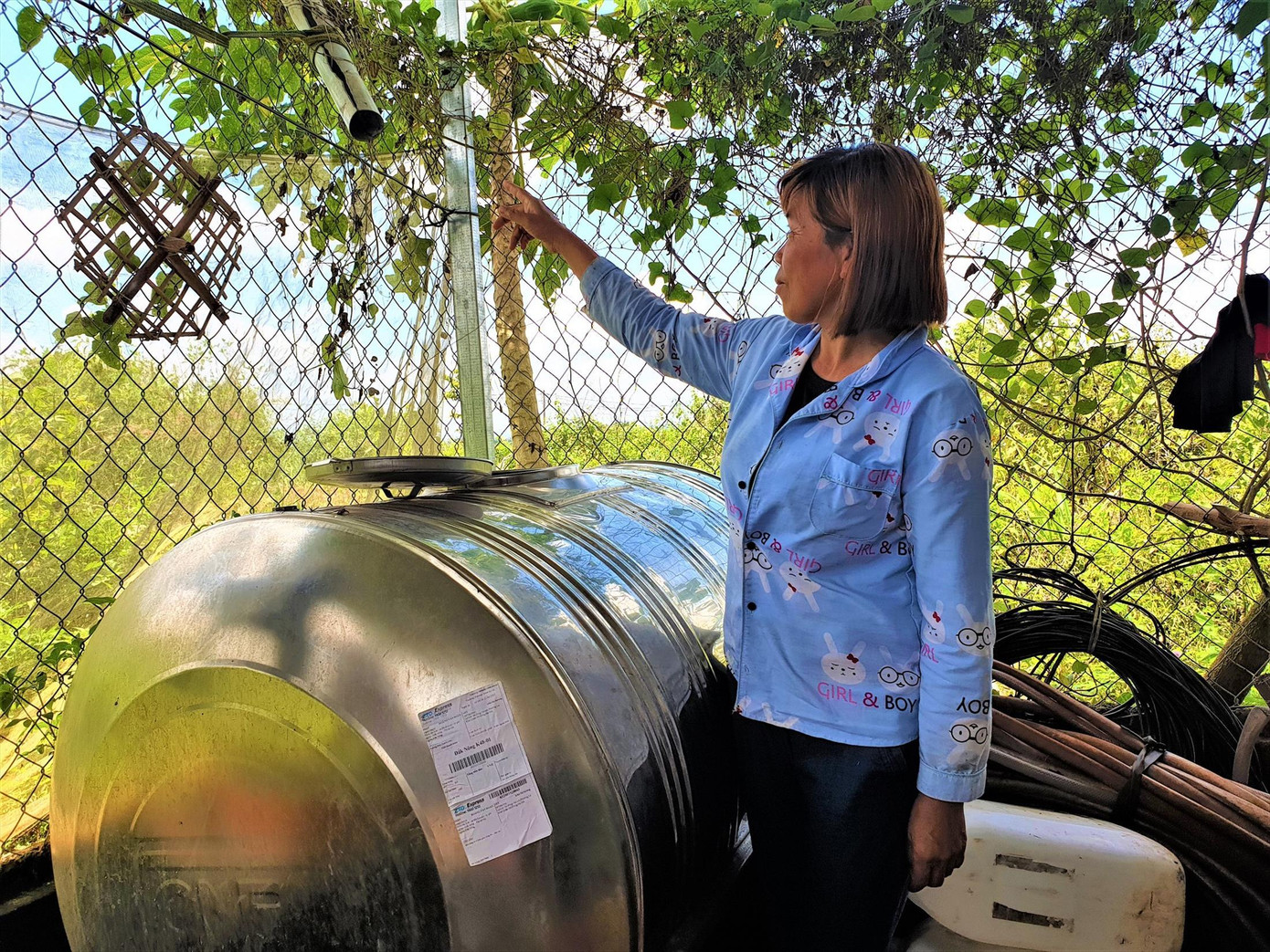 Chị Ðoan phải hứng từng giọt nước mưa để sinh hoạt