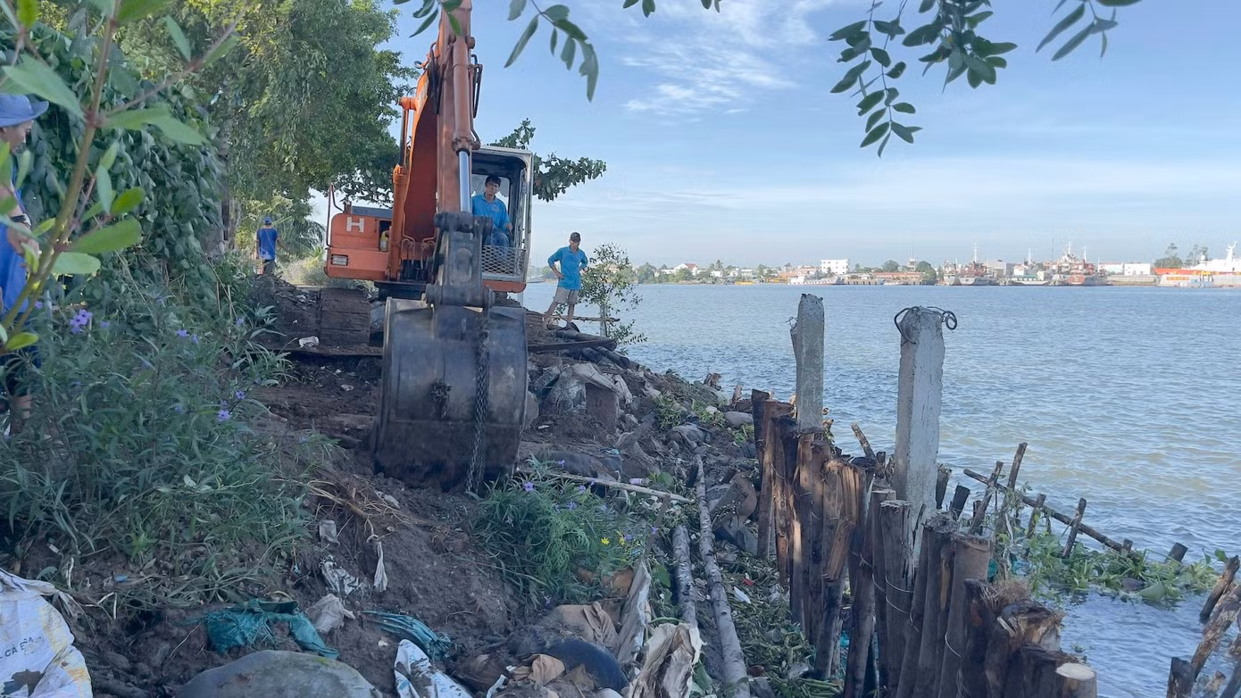 Bà con cồn Sơn gia cố bờ bao ngăn sạt lở phía đầu cồn phía thượng lưu vào đầu tháng 6/2024