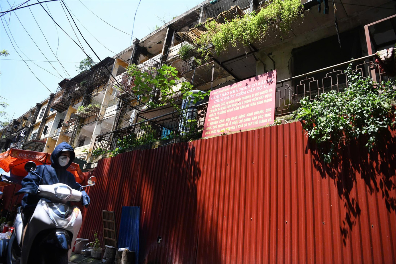 Chung cư cũ C8 Giảng Võ (Hà Nội), có cảnh báo nguy hiểm trước tòa nhà. Ảnh: Như Ý