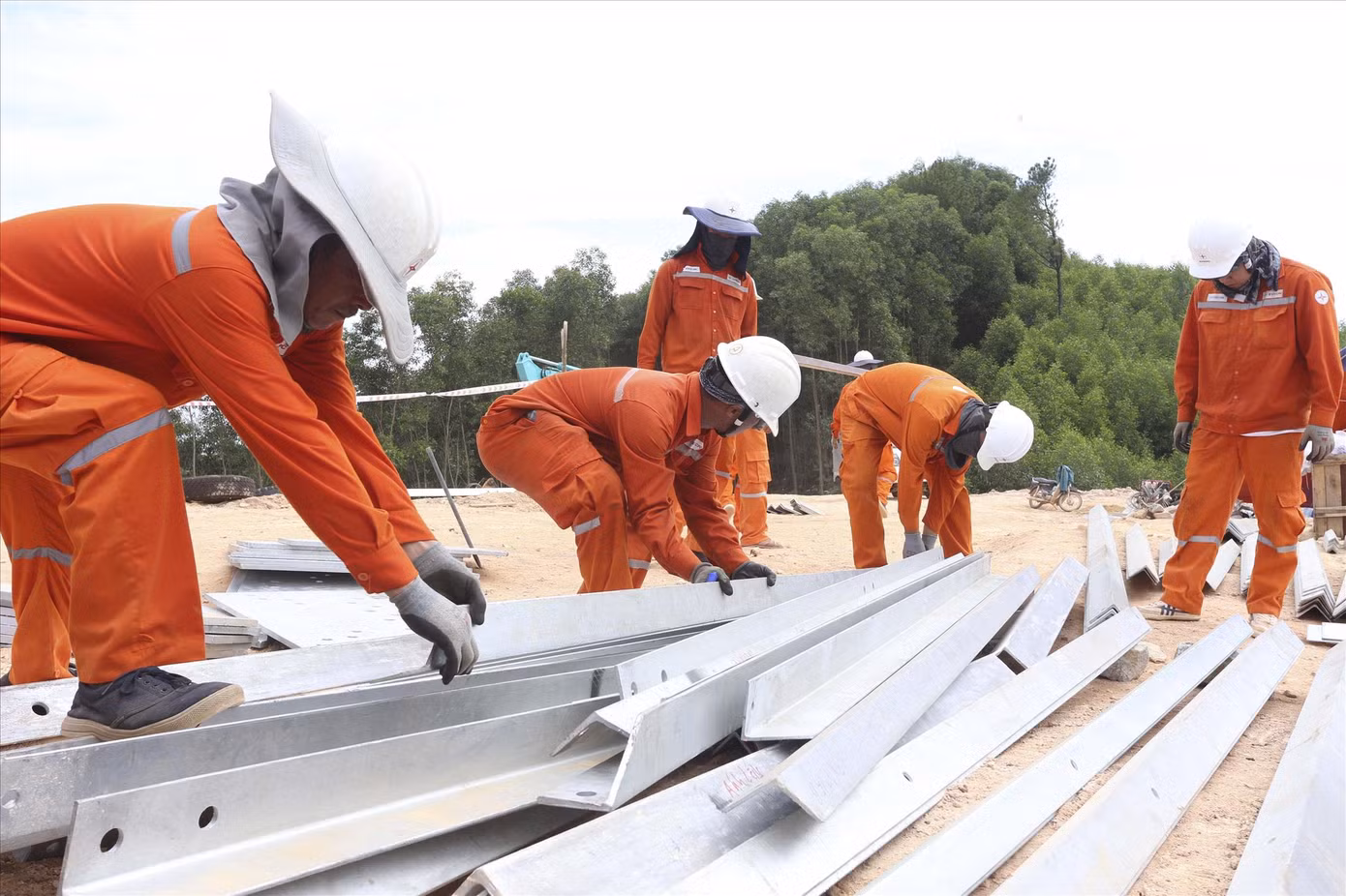 Công nhân miệt mài làm việc