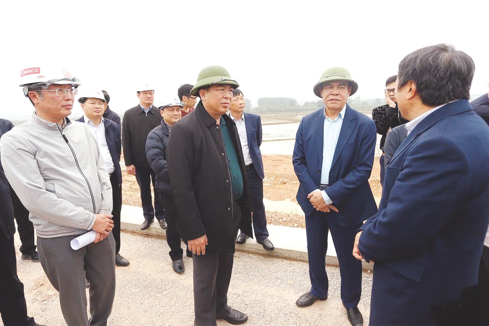 Bộ trưởng Bộ GTVT Trần Hồng Minh kiểm tra tiến độ dự án cao tốc Bắc Nam giai đoạn 2 đoạn qua Hà Tĩnh ngày 2/1/2025. Ảnh: V.Đức