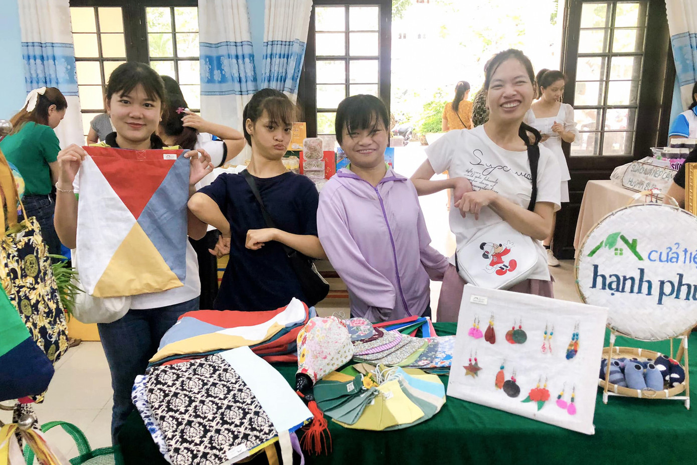 Các chị em ở Cửa tiệm hạnh phúc mang sản phẩm đến giới thiệu ở các chợ phiên, chợ đêm, các cuộc thi khởi nghiệp… Các chị em ở Cửa tiệm hạnh phúc mang sản phẩm đến giới thiệu ở các chợ phiên, chợ đêm, các cuộc thi khởi nghiệp…