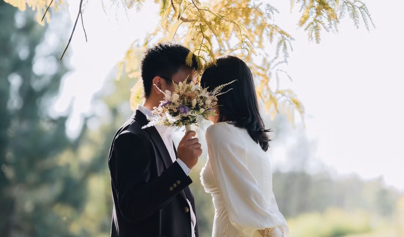 Chứng kiến bạn bè đồng trang lứa lần lượt làm đám cưới không khỏi khiến nhiều người trẻ độc thân cảm thấy vừa chạnh lòng, vừa áp lực. Ảnh: Phú Quang Chứng kiến bạn bè đồng trang lứa lần lượt làm đám cưới không khỏi khiến nhiều người trẻ độc thân cảm thấy vừa chạnh lòng, vừa áp lực. Ảnh: Phú Quang