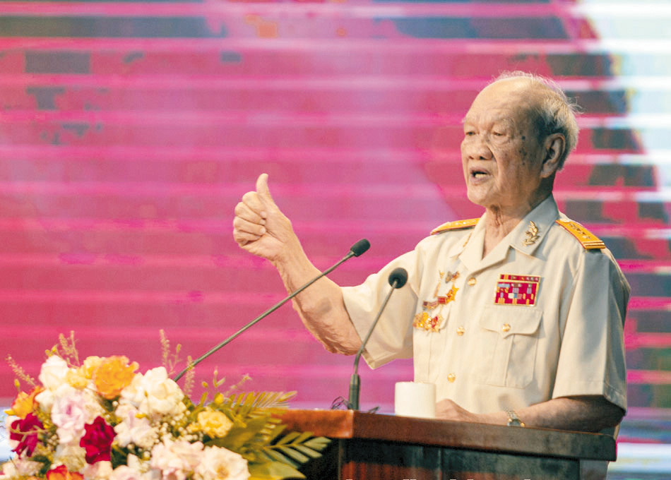 Đại tá Nguyễn Hữu Tài phát biểu tại Hội thảo “Chiến thắng Điện Biên Phủ với sự nghiệp xây dựng và bảo vệ Tổ quốc Việt Nam XHCN”. Ảnh: P.V Đại tá Nguyễn Hữu Tài phát biểu tại Hội thảo “Chiến thắng Điện Biên Phủ với sự nghiệp xây dựng và bảo vệ Tổ quốc Việt Nam XHCN”. Ảnh: P.V