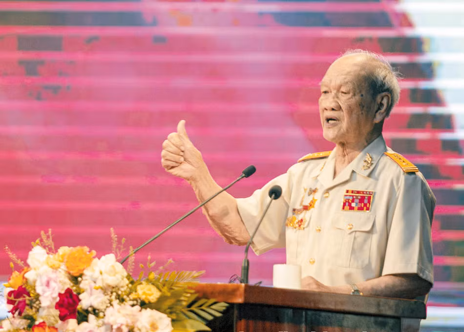 Đại tá Nguyễn Hữu Tài phát biểu tại Hội thảo “Chiến thắng Điện Biên Phủ với sự nghiệp xây dựng và bảo vệ Tổ quốc Việt Nam XHCN”. Ảnh: P.V