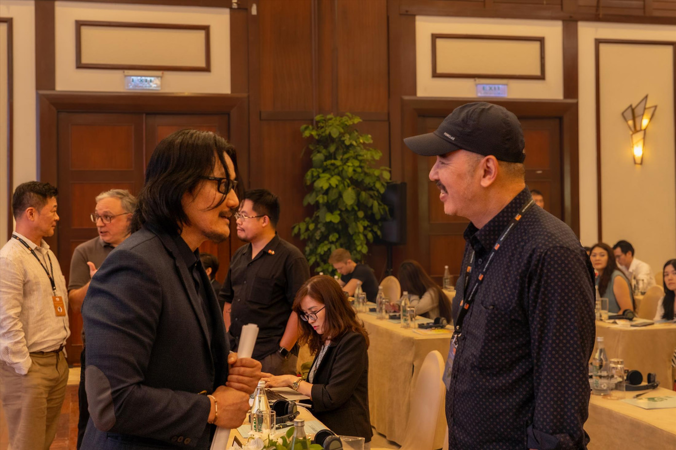 Hai đạo diễn Tony Bùi (trái) và Bùi Thạc Chuyên trao đổi bên lề hội thảo. Ảnh: Kinh Quốc