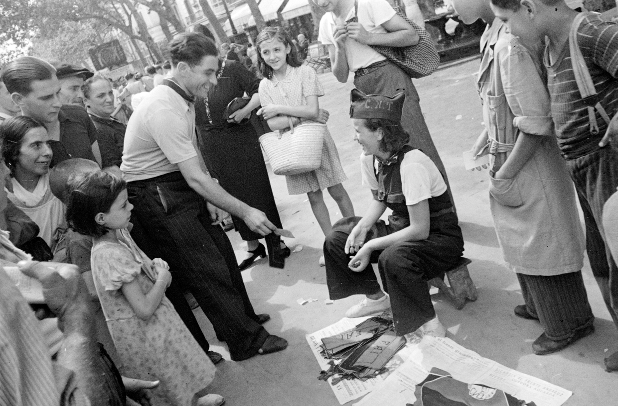 Hoạt động của phe cách mạng trên đường phố ở Barcelona, 1936. Ảnh: Margaret Michaelis