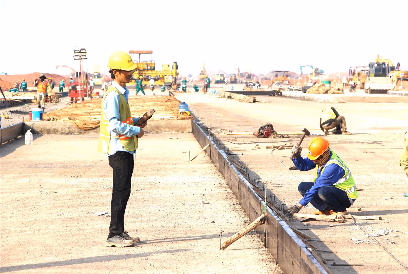Công nhân lao động trên công trường xây dựng nhà ga hành khách