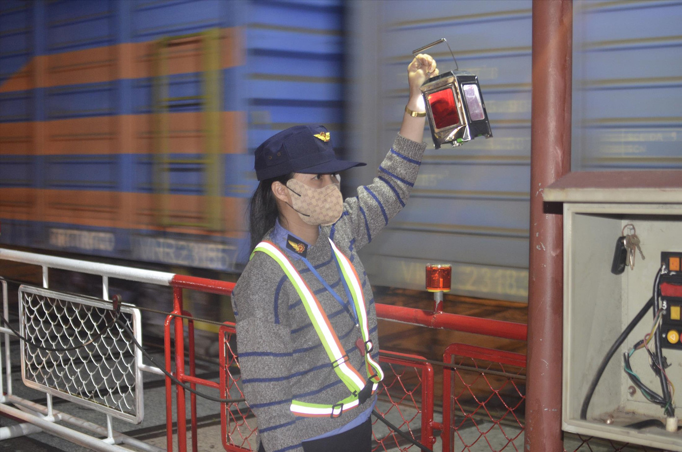 Chị Lưu Thị Thanh Huyền miệt mài làm việc tại gác chắn Ngô Thì Nhậm, Ðà Nẵng. Ảnh: Minh Hiền