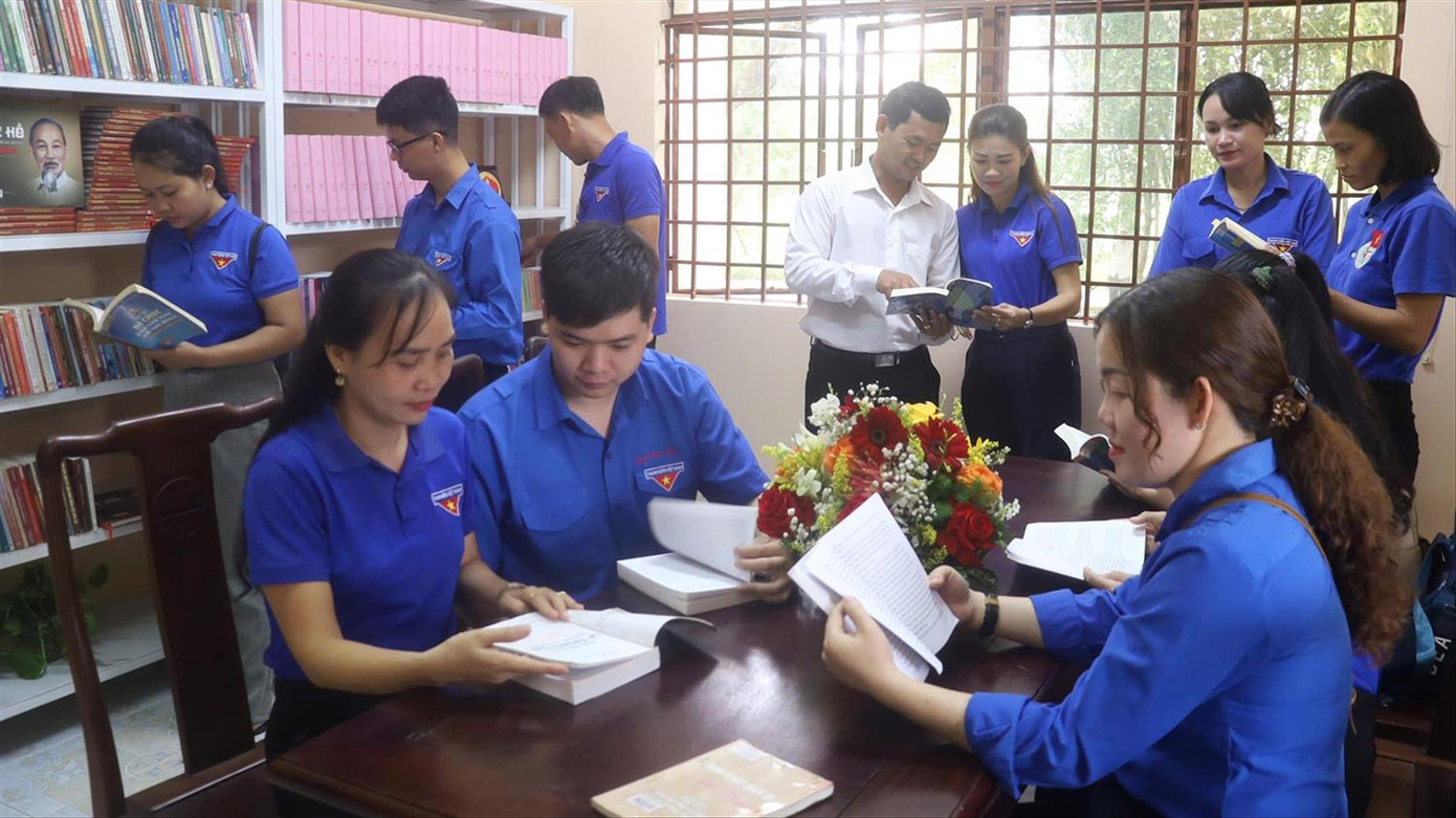 Phòng đọc sách Bác Hồ trưng bày hơn 200 quyển sách viết về Bác.