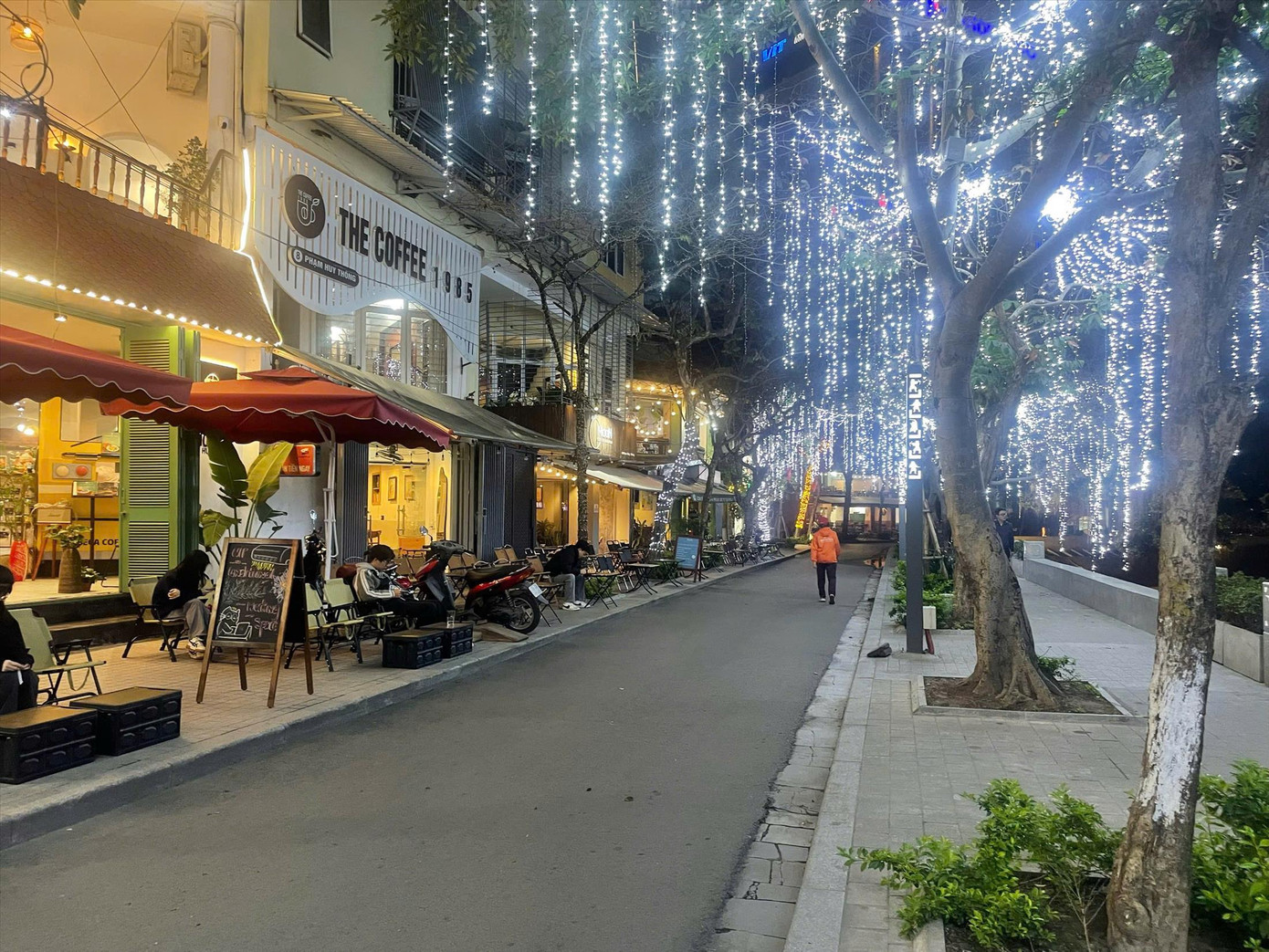 Các gian hàng trên phố đi bộ hồ Ngọc Khánh thường xuyên thưa thớt, kể cả ngày cuối tuần