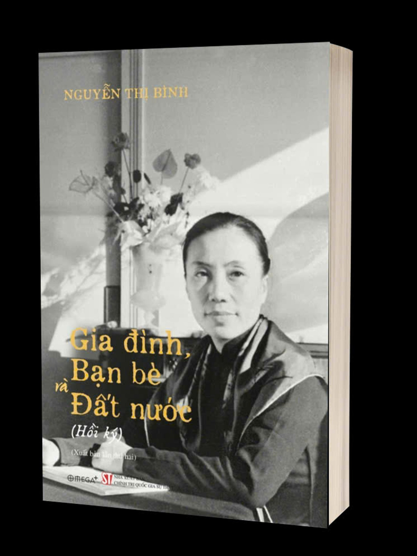 Cuốn sách “Gia đình, bạn bè và đất nước” được tái bản đúng dịp kỷ niệm 50 năm thống nhất đất nước. Ảnh: Kỳ Sơn Cuốn sách “Gia đình, bạn bè và đất nước” được tái bản đúng dịp kỷ niệm 50 năm thống nhất đất nước. Ảnh: Kỳ Sơn