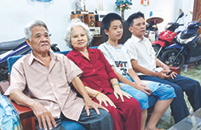 Vợ chồng bà Bê đang sống cùng gia đình anh Lê Thanh Bình (bìa phải) Vợ chồng bà Bê đang sống cùng gia đình anh Lê Thanh Bình (bìa phải)