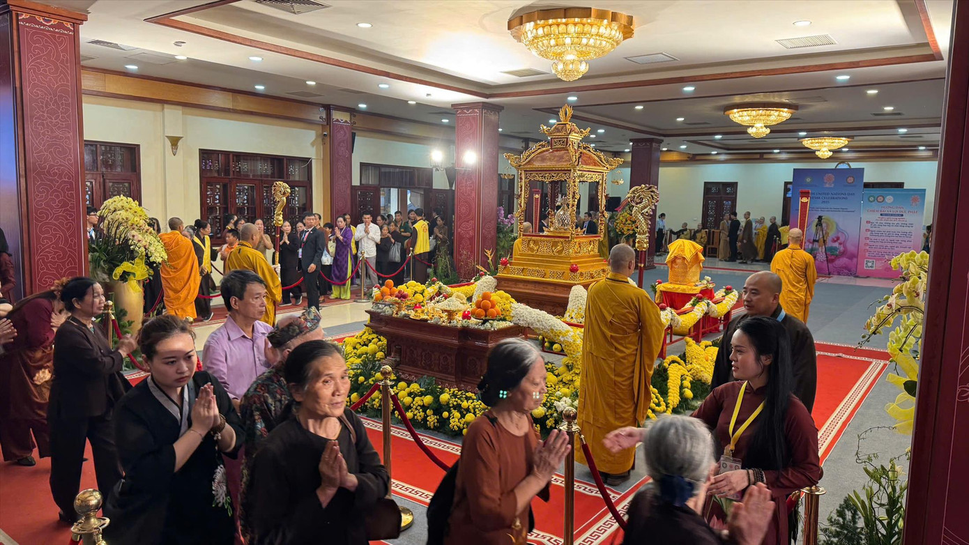 Từ 14-16/5, xá lợi Đức Phật được tôn trí tại chùa Quán Sứ để nhân dân đến chiêm bái, từ 7h đến 21h30 hằng ngày. Ảnh: Như Ý