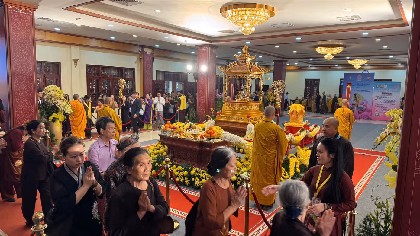 Từ 14-16/5, xá lợi Đức Phật được tôn trí tại chùa Quán Sứ để nhân dân đến chiêm bái, từ 7h đến 21h30 hằng ngày. Ảnh: Như Ý