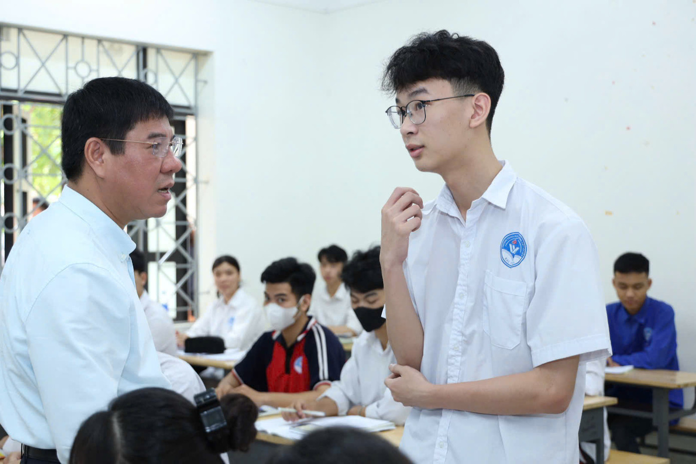 GS.TS Huỳnh Văn Chương (người bên trái), Cục trưởng Cục Quản lí chất lượng, Bộ GD&amp;ĐT động viên thí sinh đang ôn thi tại Bắc Giang. Ảnh: NGHIÊM HUÊ