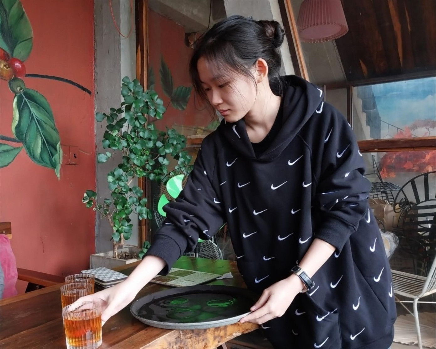 Em Phượng tranh thủ đi làm thêm để kiếm tiền học đại học Em Phượng tranh thủ đi làm thêm để kiếm tiền học đại học