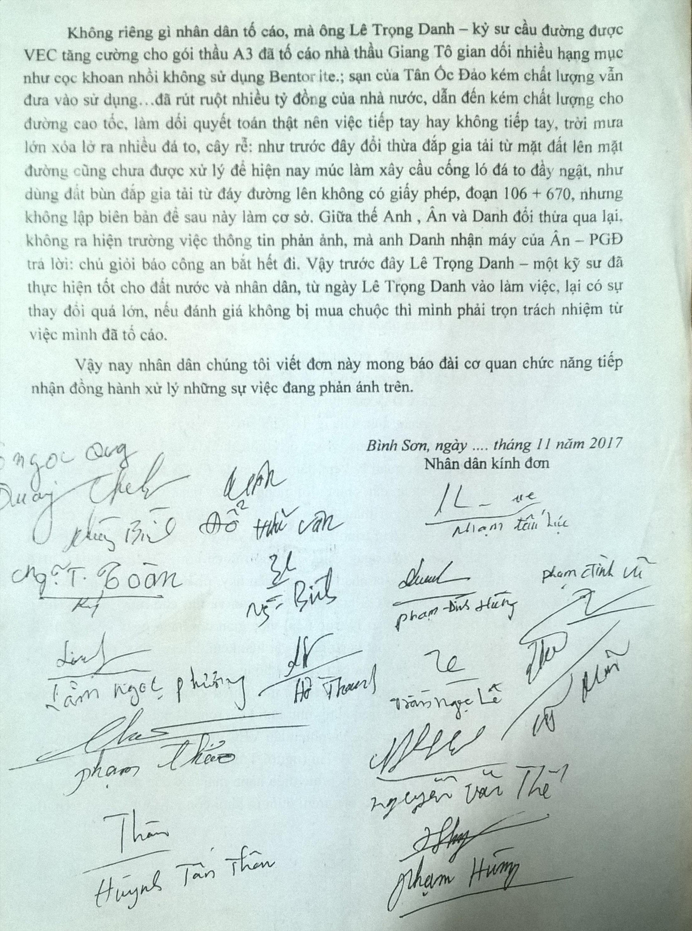 Nhiều người dân ở địa phương viết đơn bảo vệ ông Lê Trọng Danh, một cán bộ giám sát chính trực trên công trường và sau đó bị kẻ xấu trả thù đánh nứt sọ. Ảnh: Văn Chương