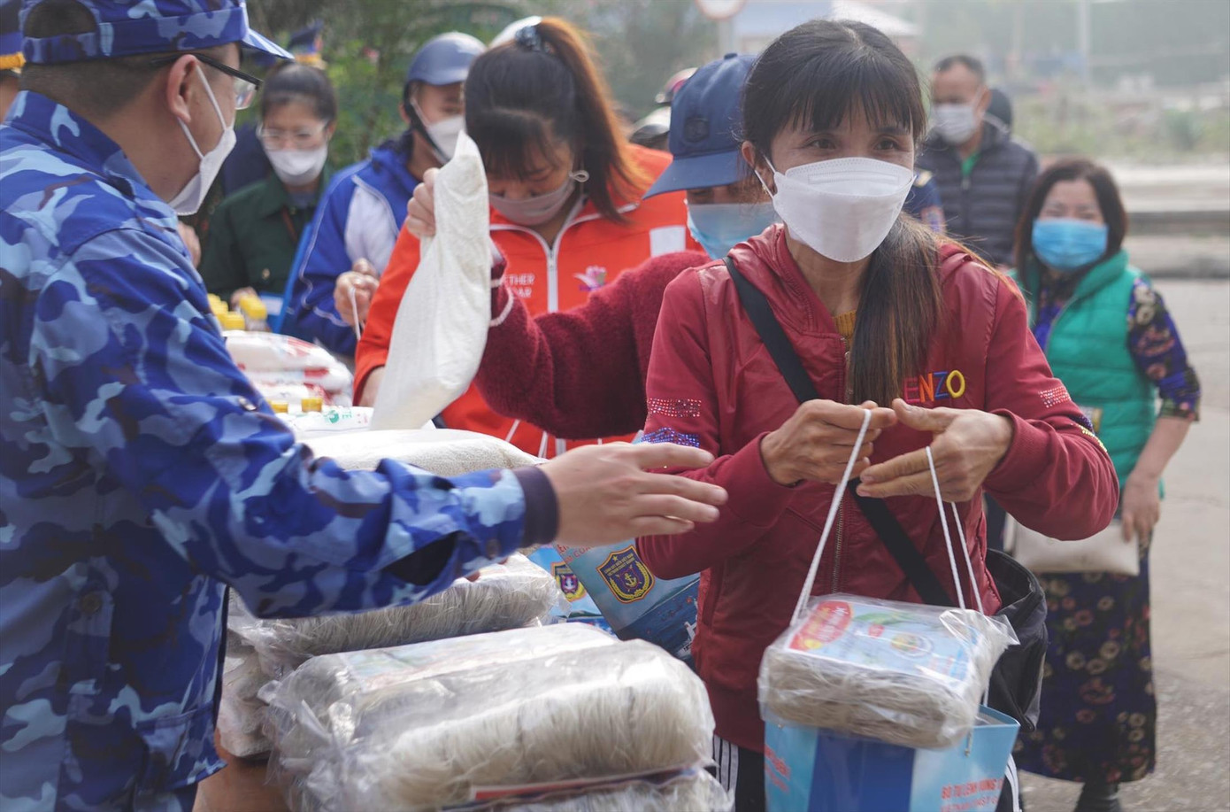 Người dân đi chợ 0 đồng trên đảo Bạch Long Vỹ. Ảnh: N.H Người dân đi chợ 0 đồng trên đảo Bạch Long Vỹ. Ảnh: N.H