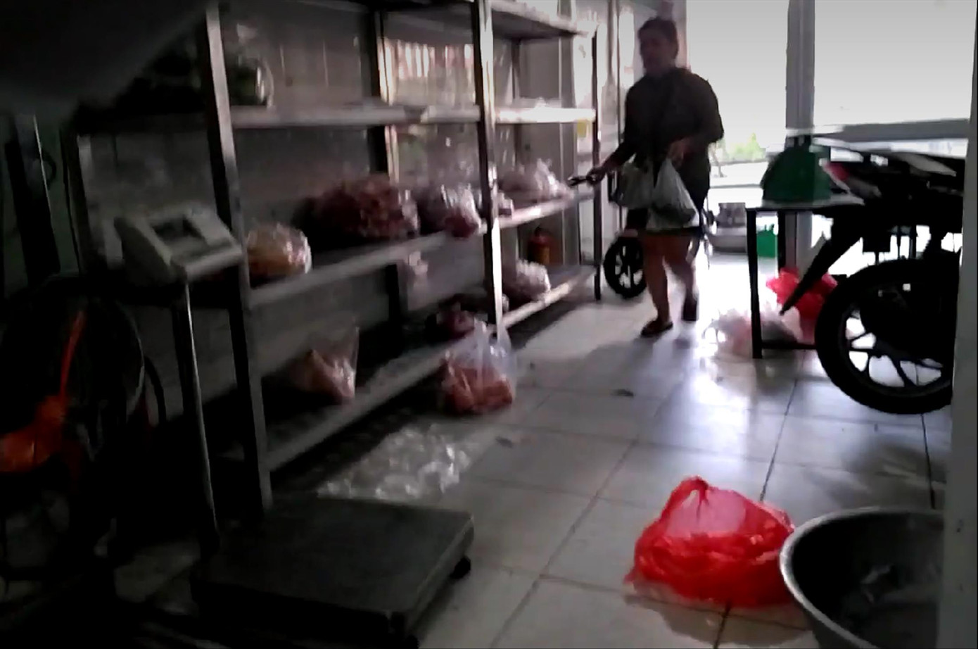 Thịt được phân loại, bày trên kệ chờ nhân viên mang đi giao