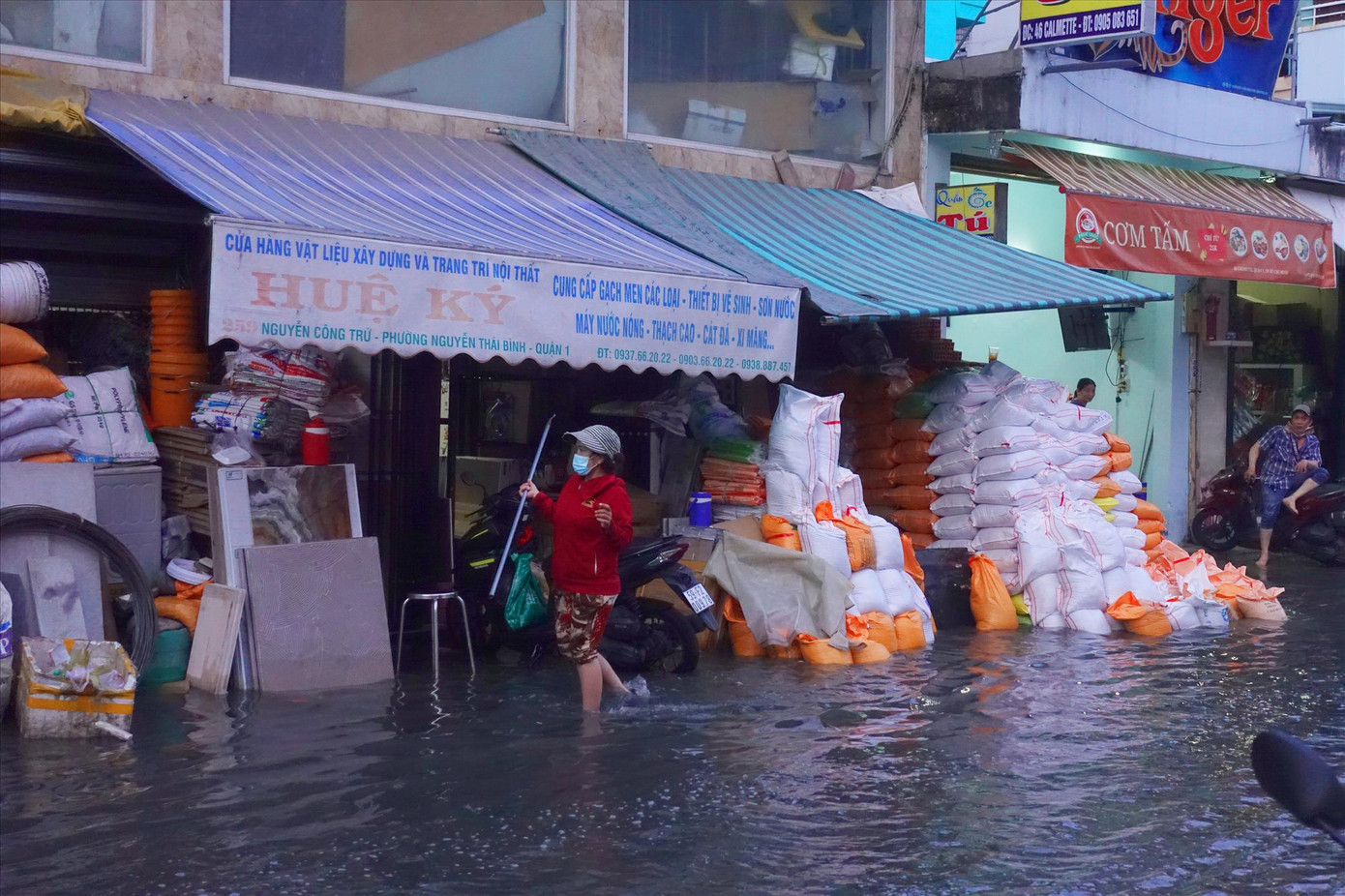 Nước ngập khiến việc kinh doanh của người dân bị ảnh hưởng. Ảnh: Hữu Huy Nước ngập khiến việc kinh doanh của người dân bị ảnh hưởng. Ảnh: Hữu Huy