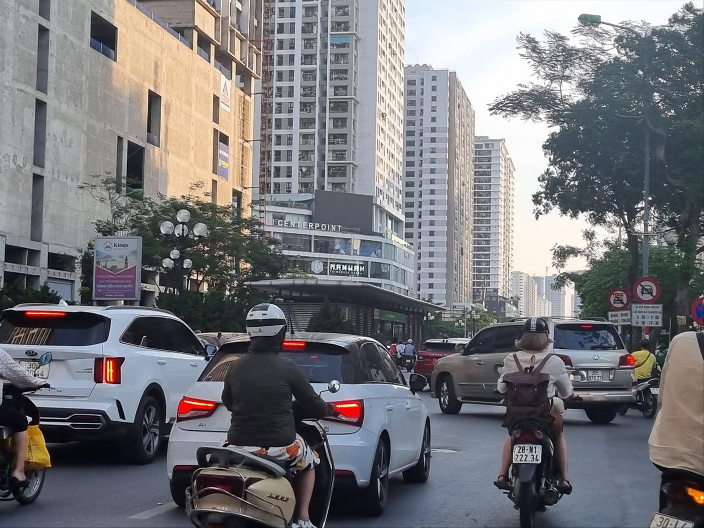 Ðường Lê Văn Lương với hàng loạt dự án nâng tầng. Ảnh: Ngọc Mai