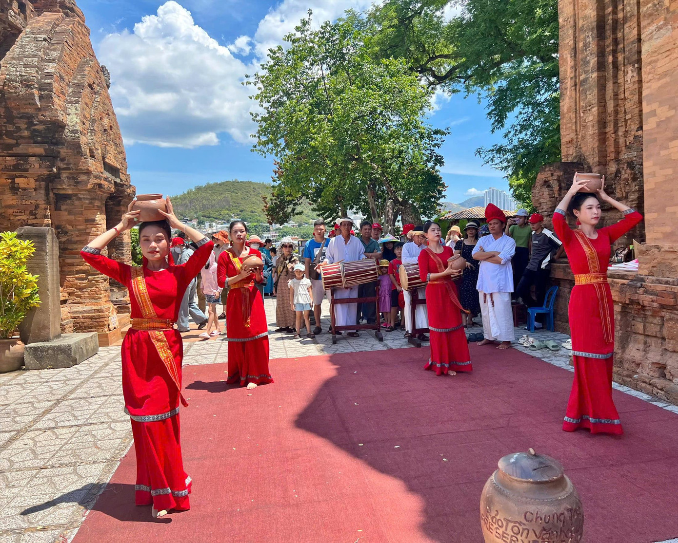 Du khách tham quan Tháp Bà Ponagar Nha Trang dịp lễ 2/9 vừa qua. Ảnh: LỮ HỒ