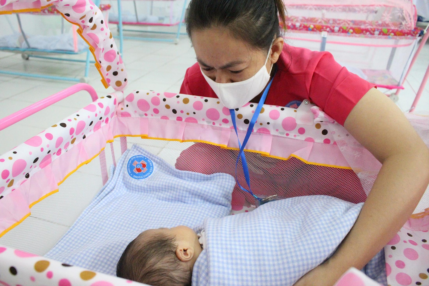 Chị Nghĩa khóc lặng bên nôi của cháu bé vừa chào đời từ người mẹ F0 Chị Nghĩa khóc lặng bên nôi của cháu bé vừa chào đời từ người mẹ F0