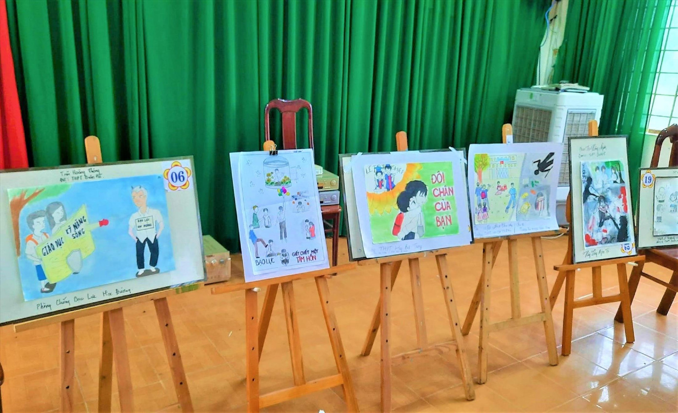 Cuộc thi vẽ tranh phòng chống BLHĐ. Ảnh: Huỳnh Thủy