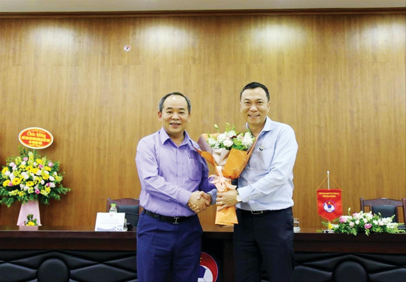Ông Trần Quốc Tuấn (phải) nhận được nhiều tín nhiệm từ các tổ chức thành viên ở vị trí Chủ tịch VFF. Ảnh: Anh Ðoàn Ông Trần Quốc Tuấn (phải) nhận được nhiều tín nhiệm từ các tổ chức thành viên ở vị trí Chủ tịch VFF. Ảnh: Anh Ðoàn