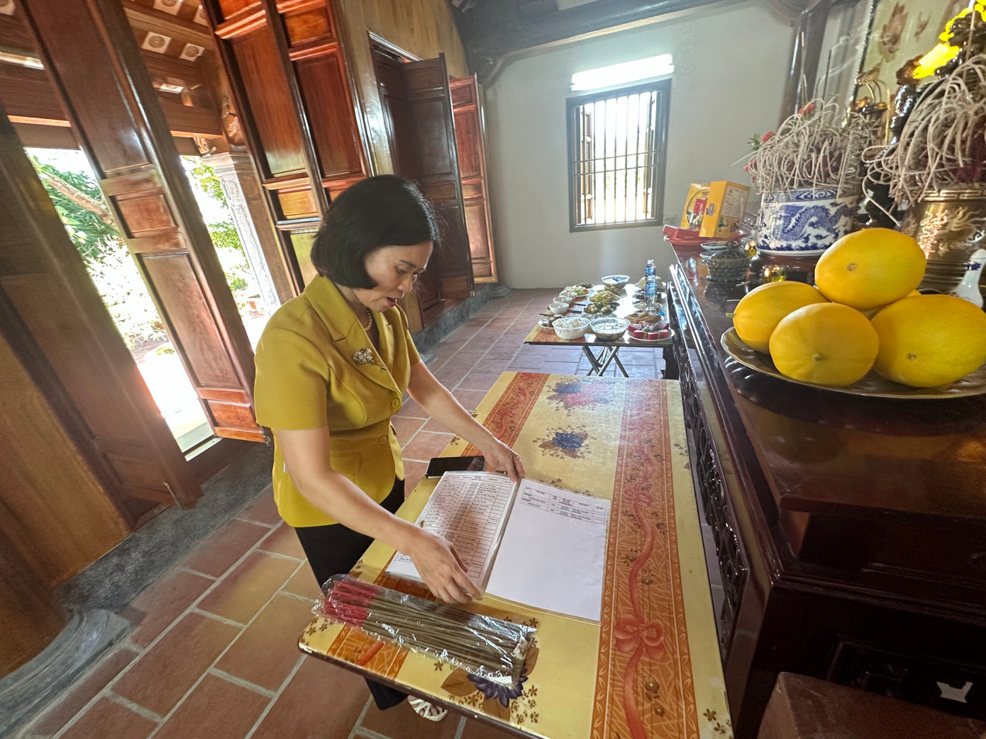 Chị Nguyễn Thị Thủy, Phó Giám đốc Trung tâm Điều dưỡng thương binh Nho Quan mở danh sách những thương, bệnh binh đã mất