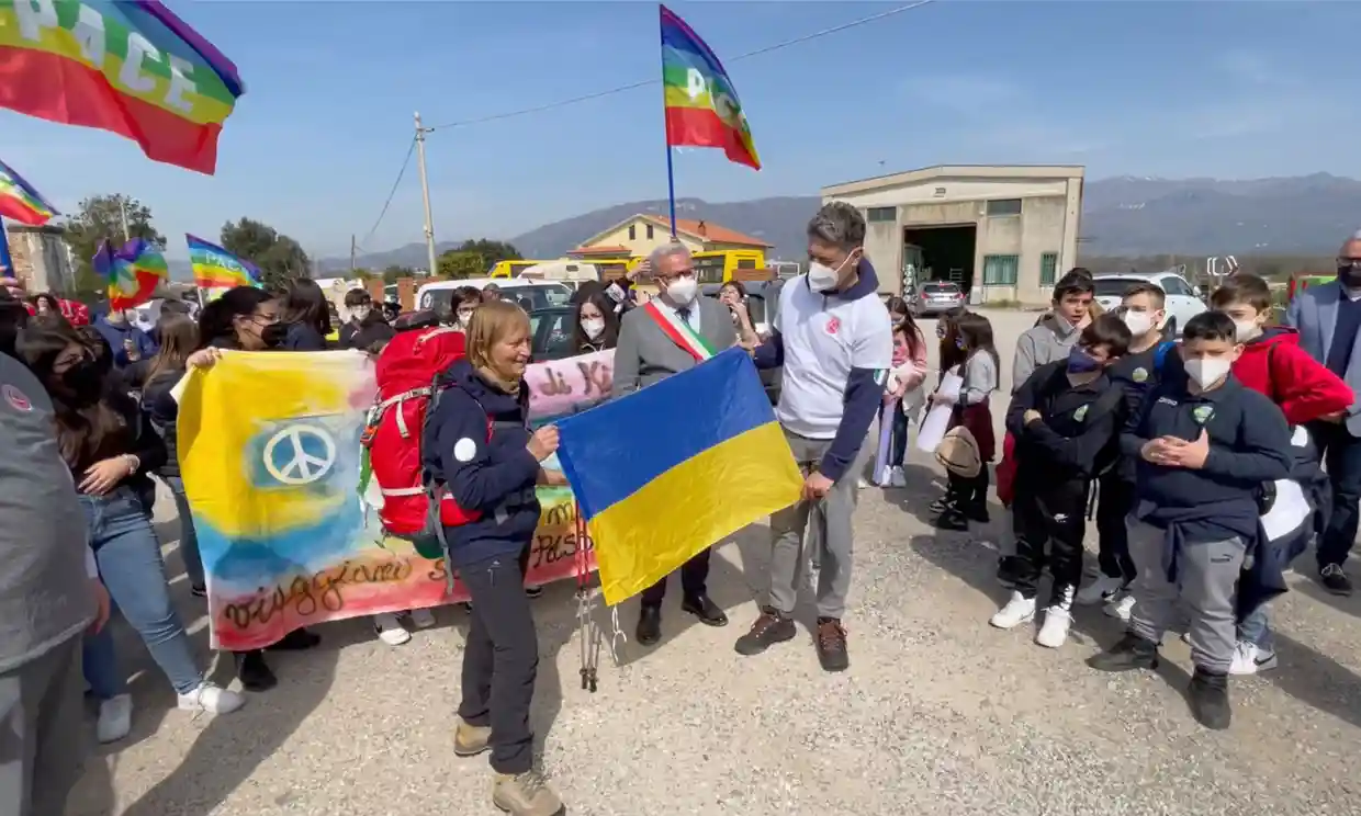 Đám đông tiễn bà Cammarota lên đường