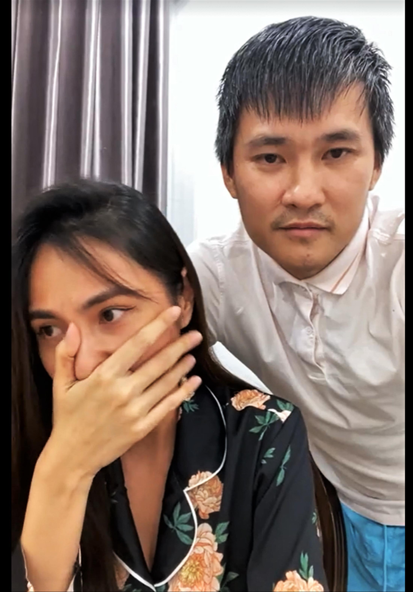 Ca sĩ Thủy Tiên nghẹn ngào khi livestream