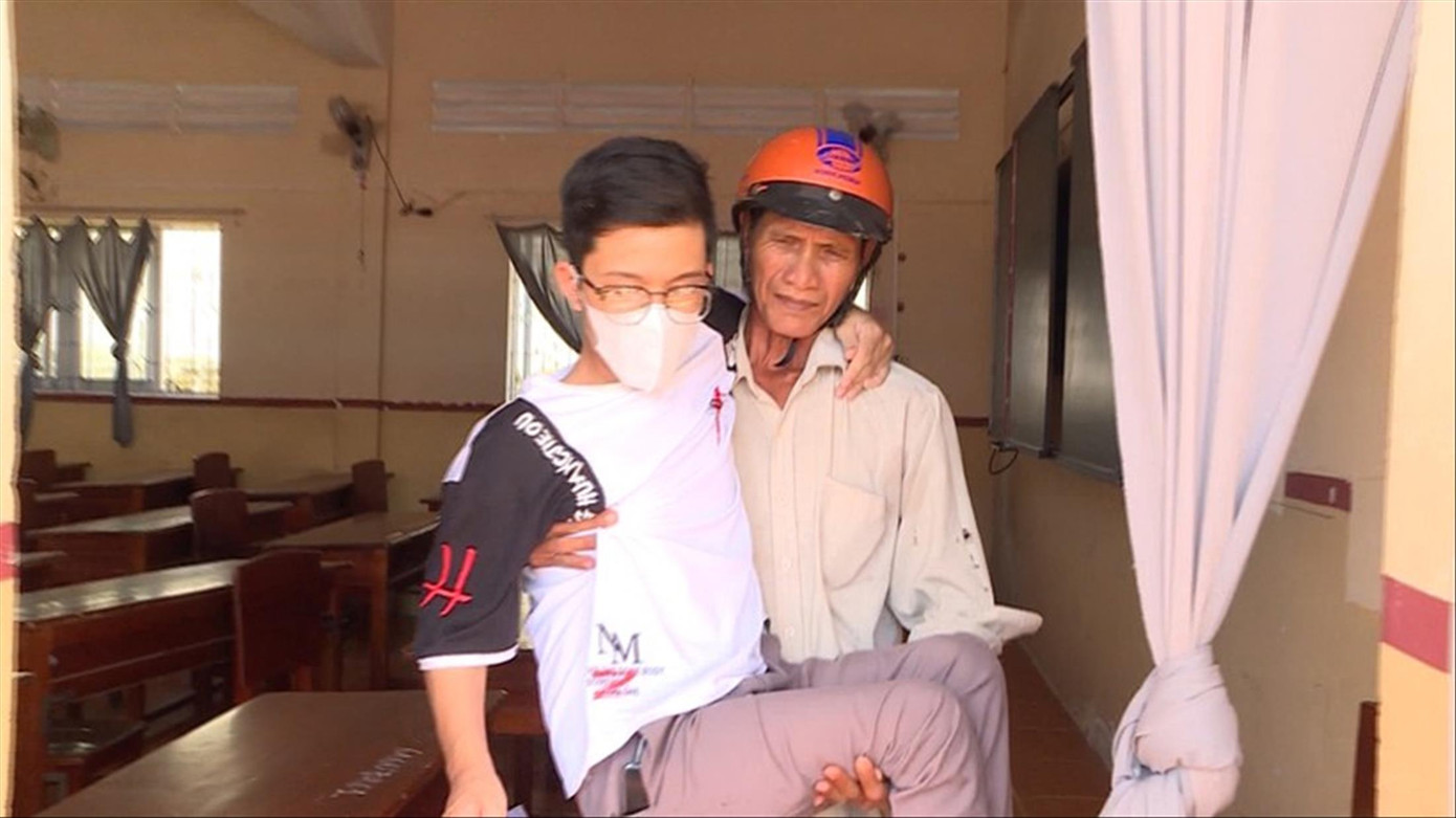 Ông Phạm Văn Út bồng con đến phòng Ông Phạm Văn Út bồng con đến phòng