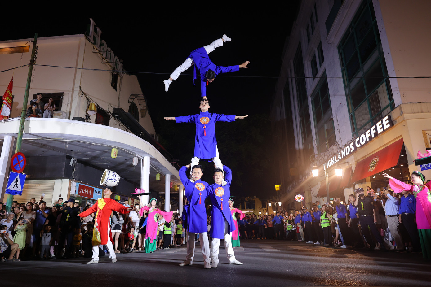 Việc đưa các hoạt động văn hóa xuống phố đi bộ giúp người dân, du khách có điều kiện tìm hiểu, trải nghiệm các giá trị văn hóa di sản đặc trưng của Thủ đô Việc đưa các hoạt động văn hóa xuống phố đi bộ giúp người dân, du khách có điều kiện tìm hiểu, trải nghiệm các giá trị văn hóa di sản đặc trưng của Thủ đô