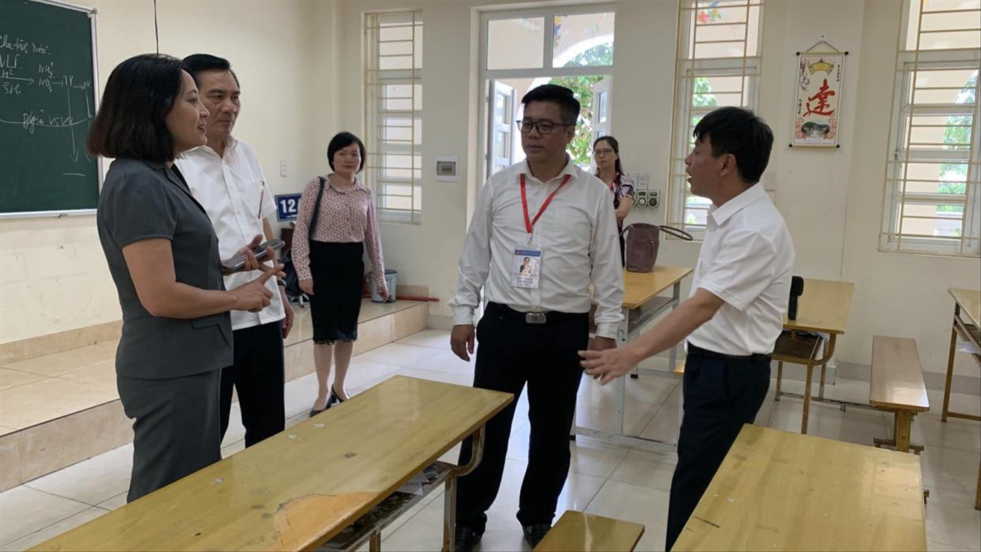 Đoàn kiểm tra của Bộ kiểm tra điểm thi Trường THPT Hòn Gai, Quảng Ninh. Ảnh: Nghiêm Huê Đoàn kiểm tra của Bộ kiểm tra điểm thi Trường THPT Hòn Gai, Quảng Ninh. Ảnh: Nghiêm Huê