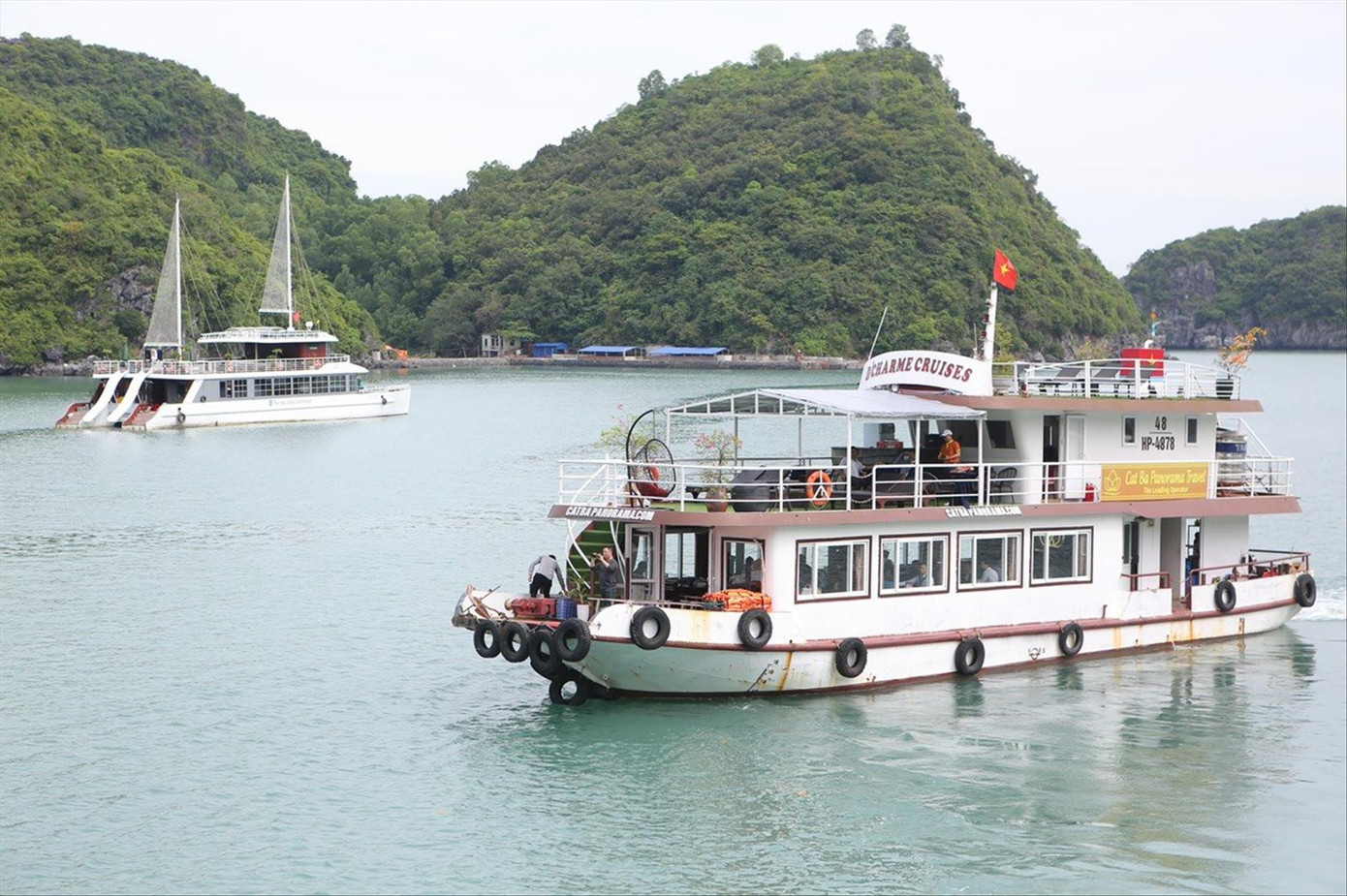 Tàu chở du khách tham quan vịnh Lan Hạ trên quần đảo Cát Bà, Hải Phòng