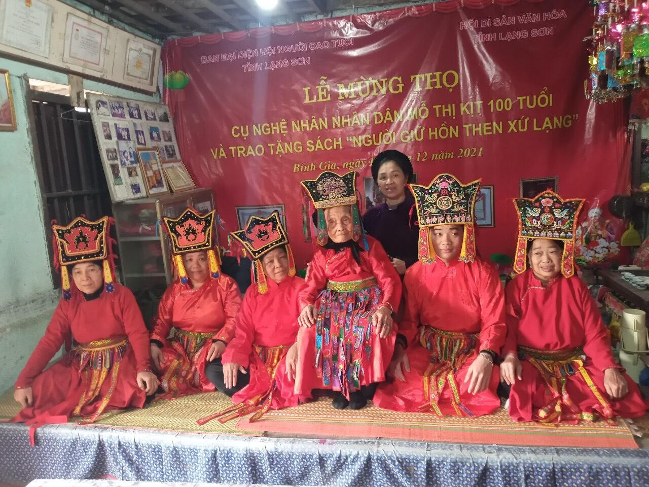 Cụ Mỗ Thị Kịt (thứ 4 từ trái sang) trong Lễ mừng thọ 100 tuổi