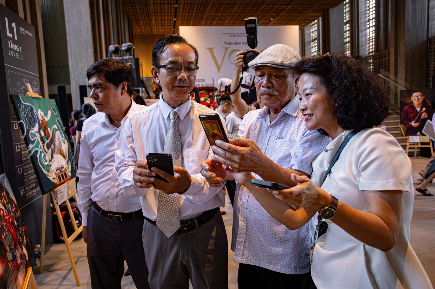 Trải nghiệm công nghệ thực tế tăng cường (AR) tại triển lãm “Vọng”. Ảnh: Thanh Ái - Hải Yến