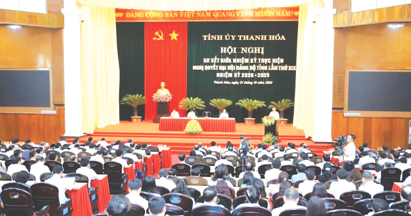 Toàn cảnh Hội nghị sơ kết giữa nhiệm kỳ thực hiện Nghị quyết Đại hội Đảng bộ tỉnh Thanh Hóa lần thứ XIX