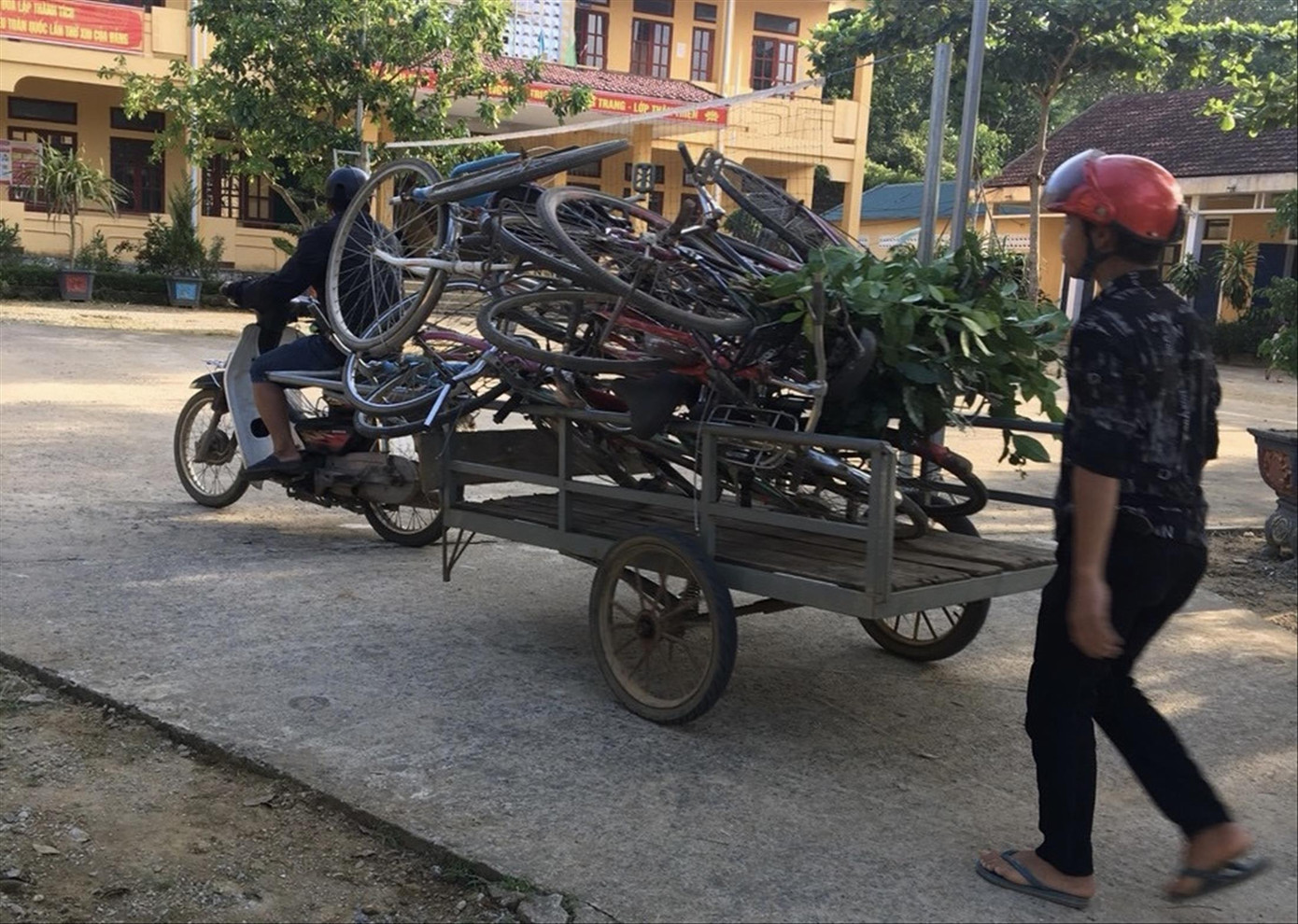 Những thầy cô giáo ở Lâm Hóa trong một lần đi gom xe đạp của học trò về sửa chữa