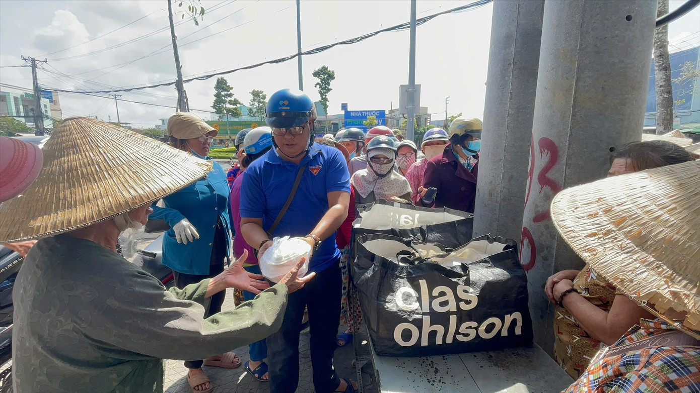 Anh Lê Thanh Hùng, Bí thư Đoàn phường 7, TP Bến Tre (tỉnh Bến Tre), tặng cơm cho người nghèo Anh Lê Thanh Hùng, Bí thư Đoàn phường 7, TP Bến Tre (tỉnh Bến Tre), tặng cơm cho người nghèo