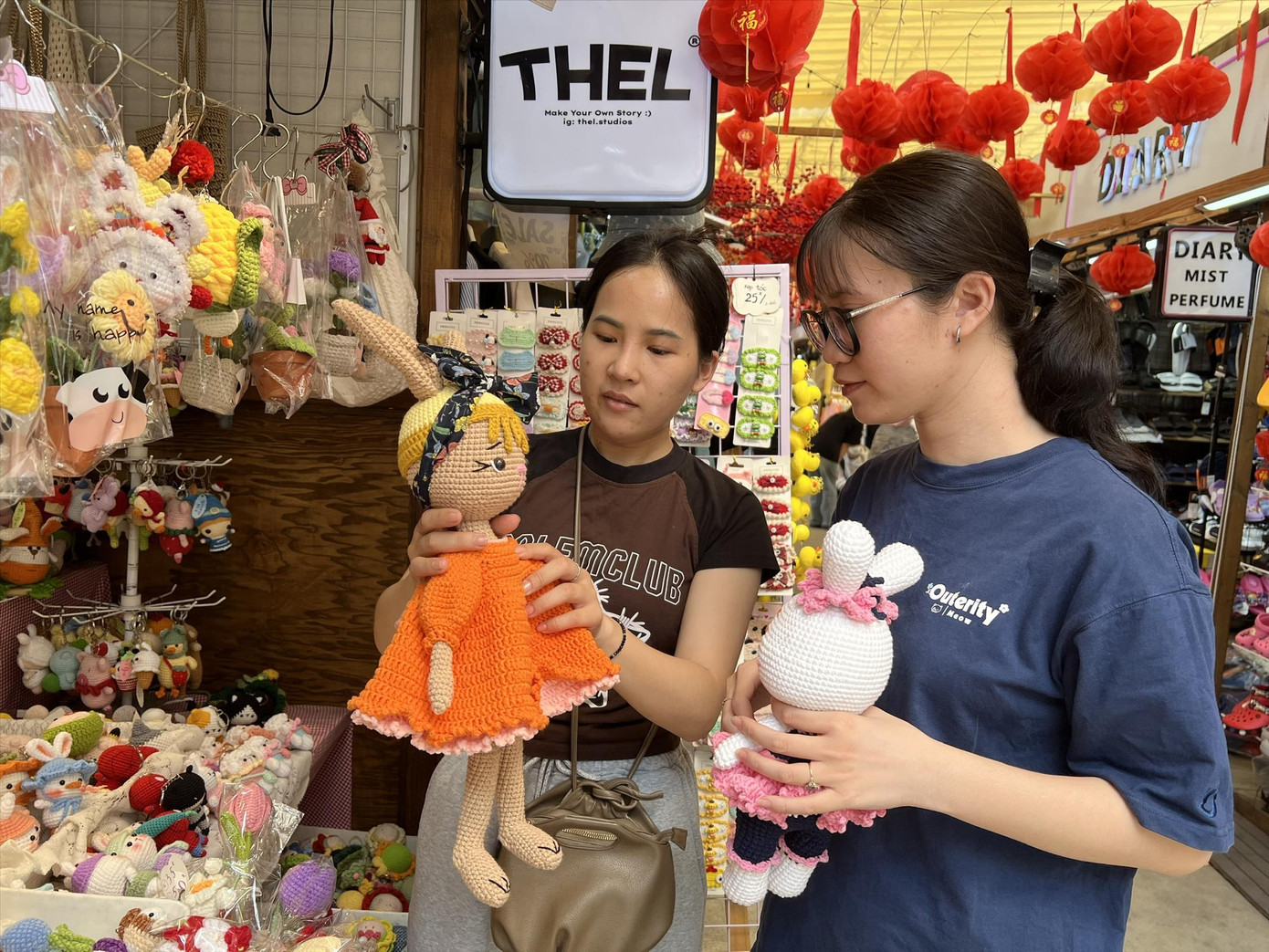 Thùy Trang (trái) đã 2 năm về Tết muộn để bán hàng dịp cuối năm. Ảnh: U.P Thùy Trang (trái) đã 2 năm về Tết muộn để bán hàng dịp cuối năm. Ảnh: U.P