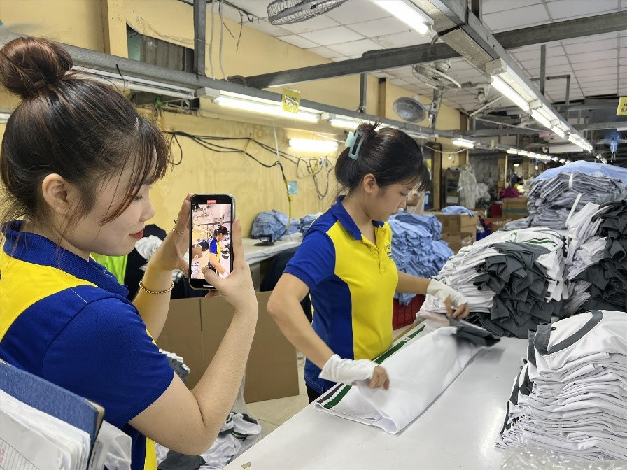 Công nhân livestream công việc ngay tại nhà máy thu hút nhiều người theo dõi.