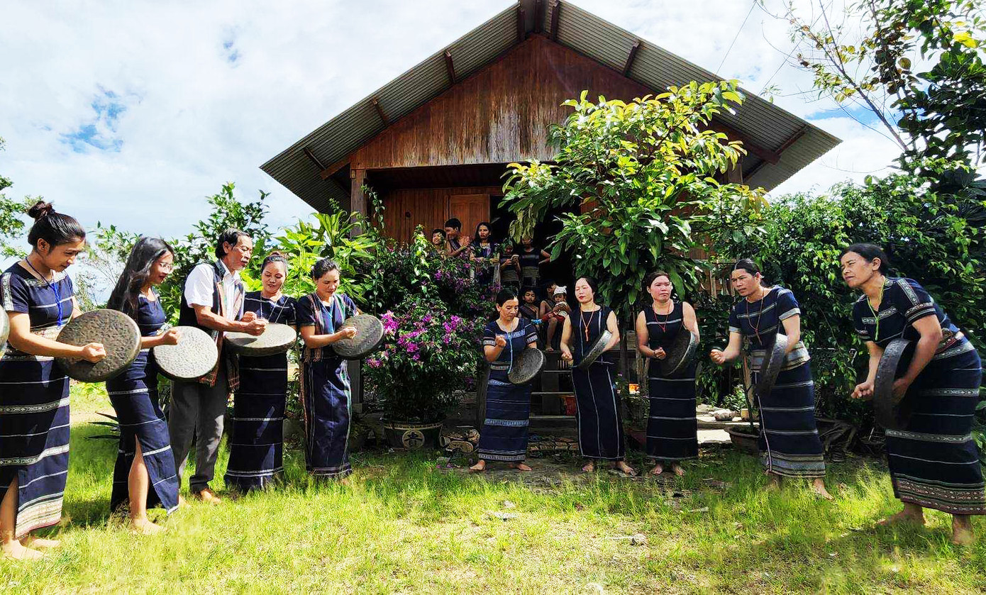 Nghệ nhân K’Bes và đội chiêng nữ ở Lâm Hà. Ảnh: Chế Phương Nam