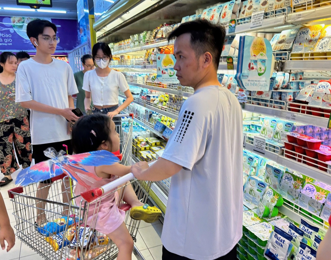 Đại diện một số siêu thị cho biết giá điện tăng sẽ ảnh hưởng đến doanh thu. Ảnh: Như Ý Đại diện một số siêu thị cho biết giá điện tăng sẽ ảnh hưởng đến doanh thu. Ảnh: Như Ý