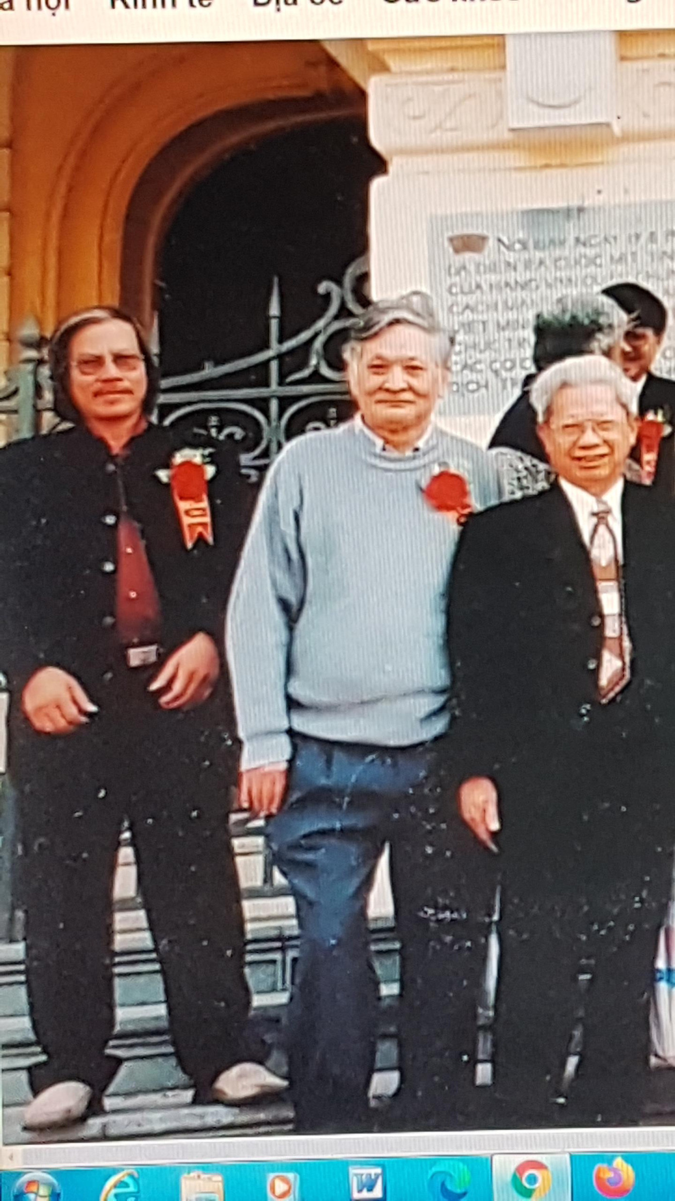 Nhà báo Mạc Lân (giữa) dịp kỷ niệm 50 năm thành lập báo Tiền Phong Nhà báo Mạc Lân (giữa) dịp kỷ niệm 50 năm thành lập báo Tiền Phong