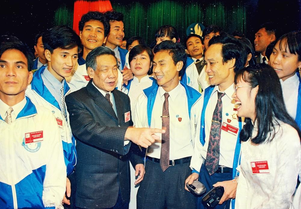 Nguyên Tổng Bí thư Lê Khả Phiêu với những điển hình thanh niên tiên tiến Nguyên Tổng Bí thư Lê Khả Phiêu với những điển hình thanh niên tiên tiến