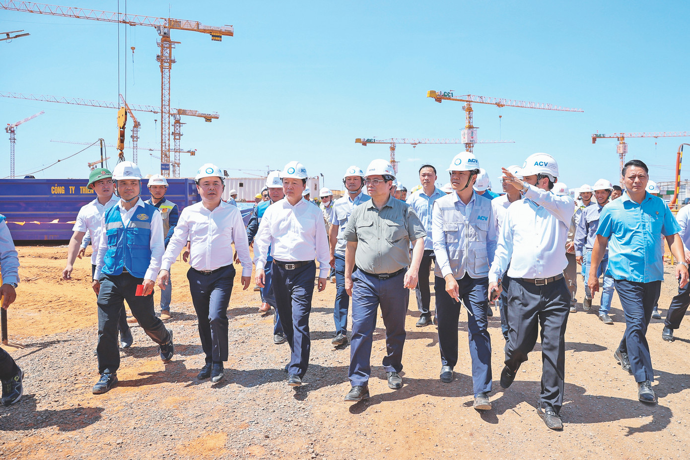 Thủ tướng Phạm Minh Chính kiểm tra tiến độ dự án sân bay Long Thành. Ảnh: VGP/Nhật Bắc